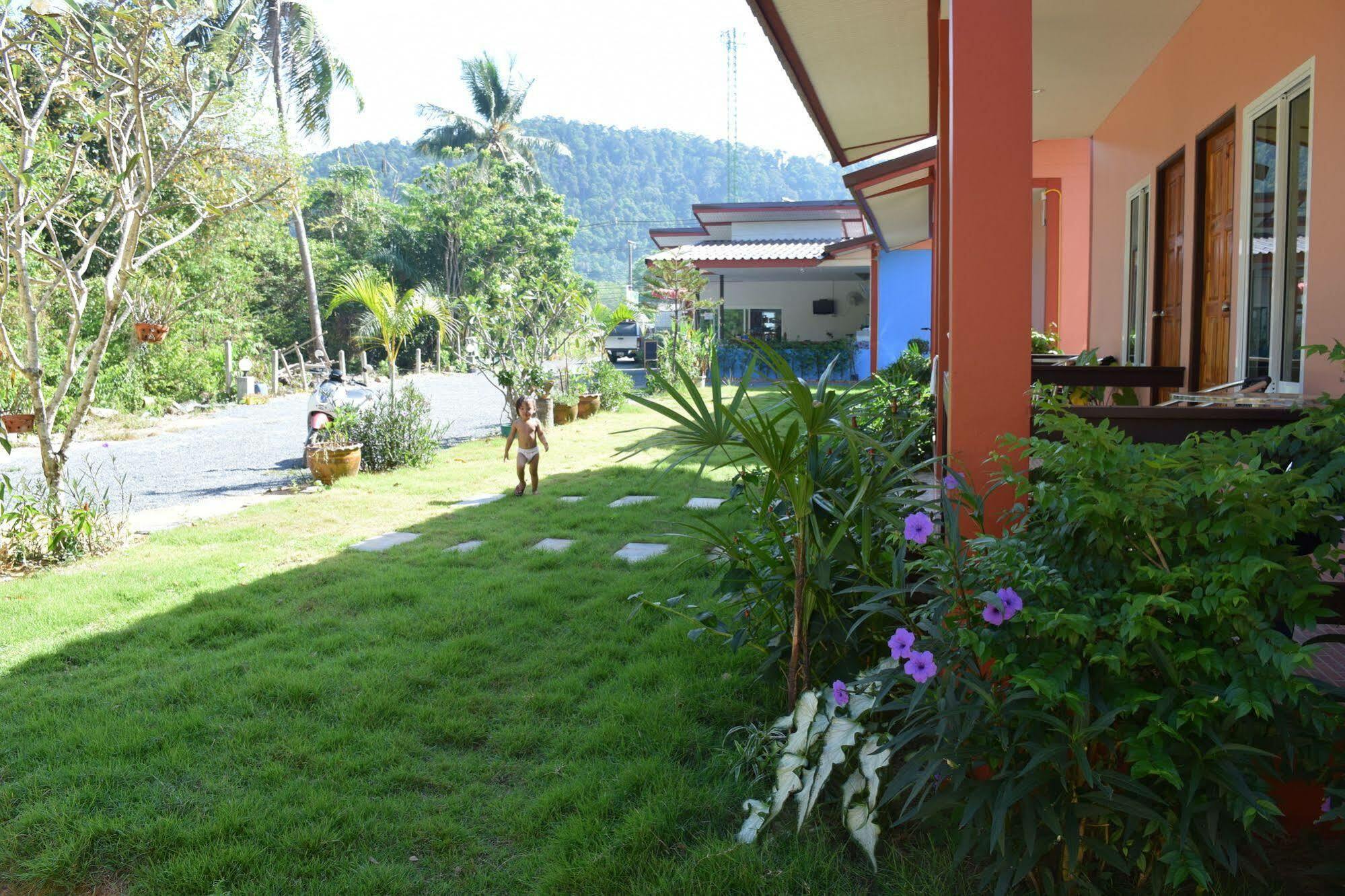 Baan Longhaad Hostel Koh Lanta Exterior photo