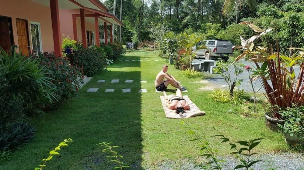 Baan Longhaad Hostel Koh Lanta Exterior photo